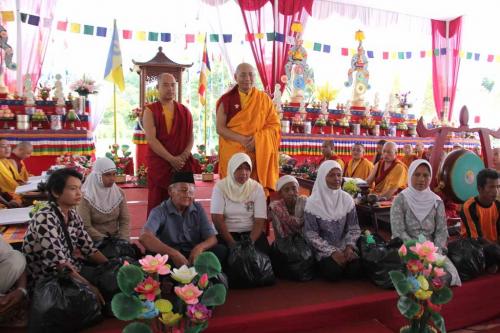 Rinpoche berfoto bersama dengan warga penerima dana sembako