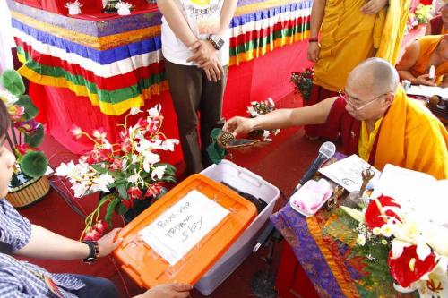 Rinpoche memberkahi ikan untuk dilepas