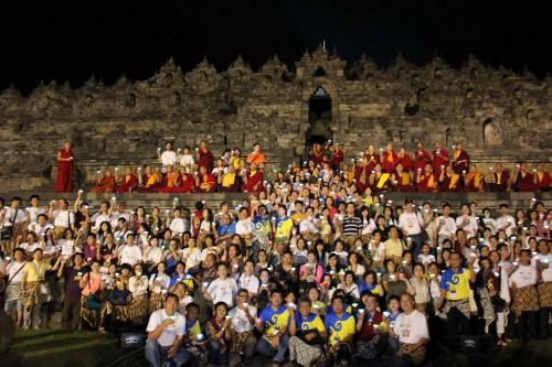 Sangha dan peserta berfoto bersama di Candi Borobudur