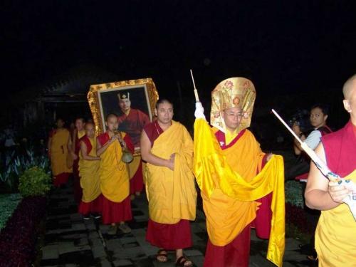 Prosesi membawa foto HH. Karmapa ke Singasana Dharma