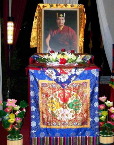 foto HH Karmapa ditahtakan di Singgasana Dharma